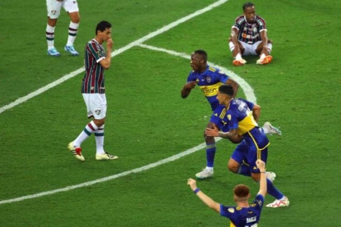 Apesar do feito, Advíncula reconhece que gol 'não serviu pra muita coisa' -  (crédito: Foto: Pablo Porciuncula/AFP via Getty Images)