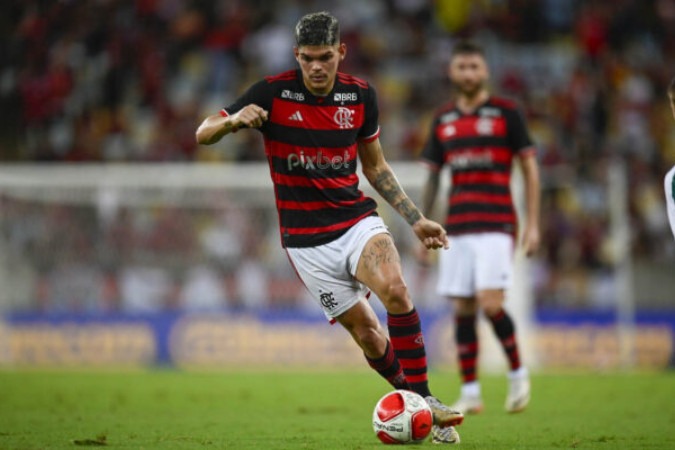 Ayrton Lucas em campo pelo Flamengo -  (crédito: Foto: Marcelo Cortes/CRF)