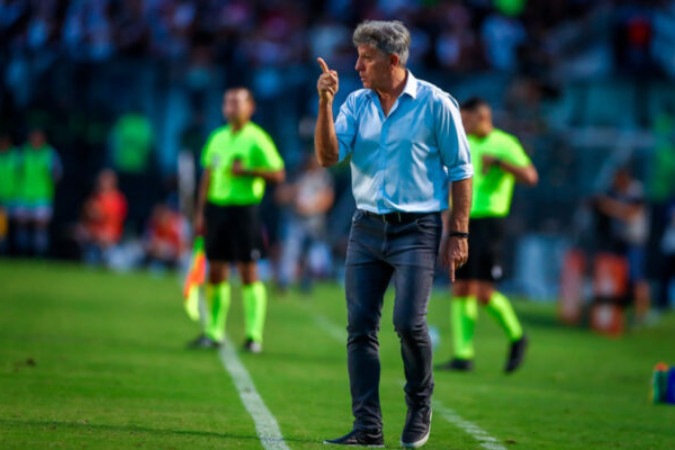 Renato na beira do campo comandando o Grêmio -  (crédito: Foto: LUCAS UEBEL/GREMIO FBPA)