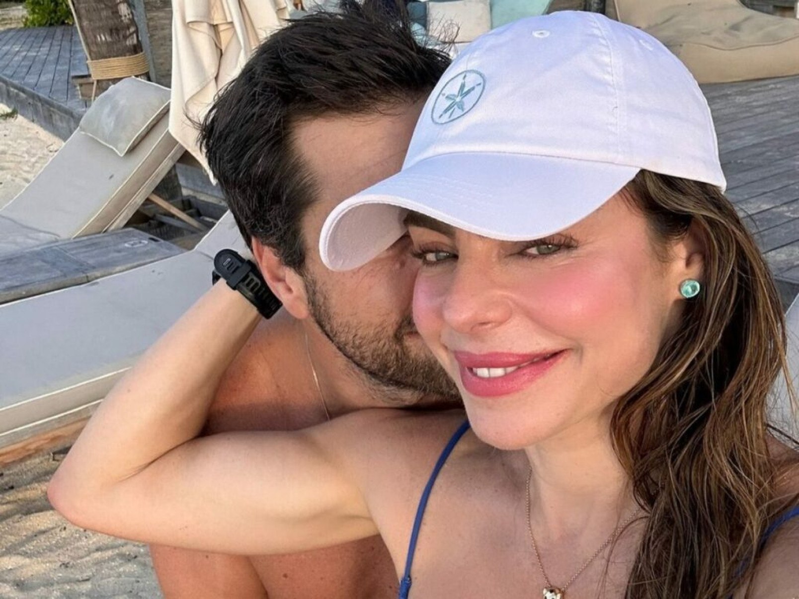 De biquíni, Daniella Cicarelli posa em clima de romance com marido