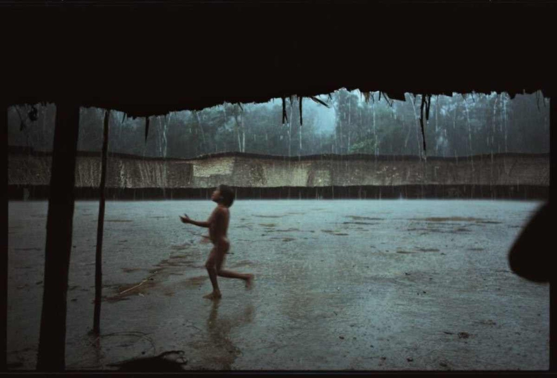Foram sete viagens pela Amazônia entre 1993 e 1998 e convivência com seis povos para realizar as imagens expostas no CCBB