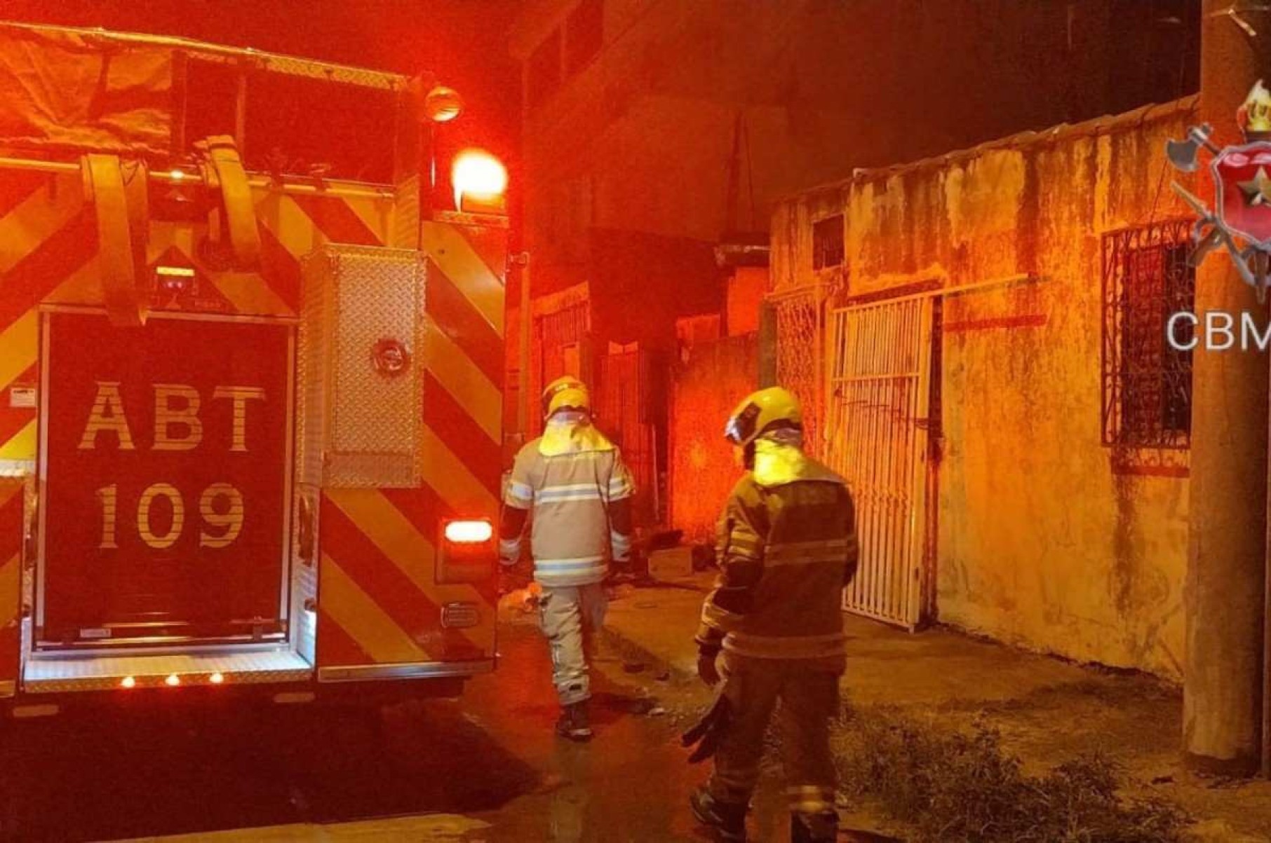 Fogo destrói casa em Ceilândia e morador fica gravemente ferido