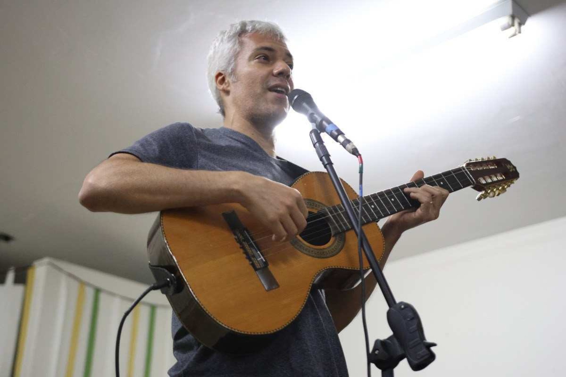 O repentista João Santana apresentou a viola nordestina para estudantes do Cemeit 