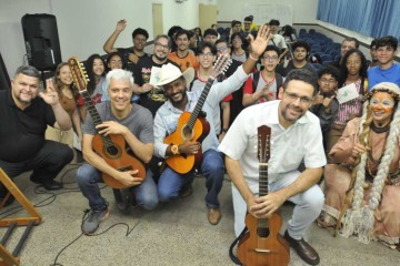 Com as violas, da esquerda para a direita, João Santana, Thiago Ribêiro e Thiago Alves, ao lado de Maria das Alembrança  -  (crédito: Minervino Júnior/CB/D.A.Press)