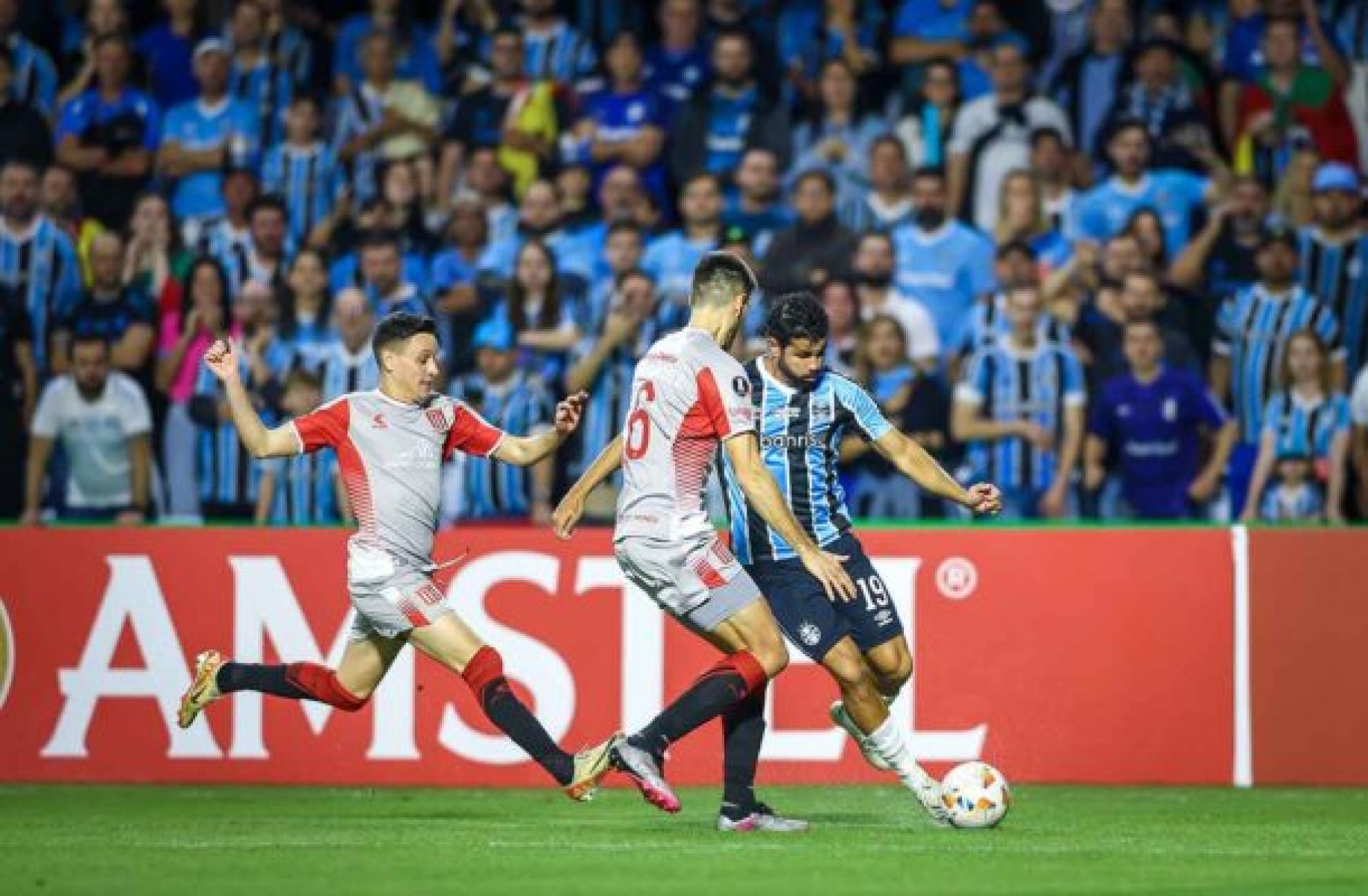 Diego Costa tem lesão grave na coxa e vira desfalque no Grêmio