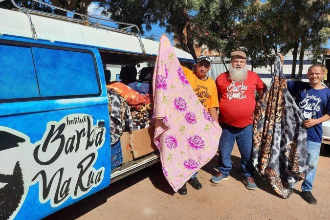 Doações de cobertores e agasalhos que serão entregues por Rogério Barba idealizador do Instituto Barba na rua