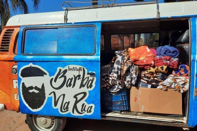 Doações de cobertores e agasalhos que serão entregues por Rogério Barba idealizador do Instituto Barba na rua