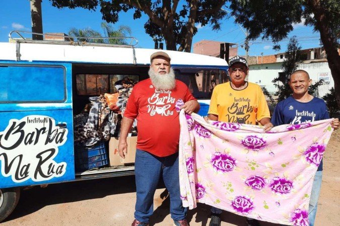 DoaÃ§Ãµes de cobertores e agasalhos que serÃ£o entregues por RogÃ©rio Barba idealizador do Instituto Barba na rua