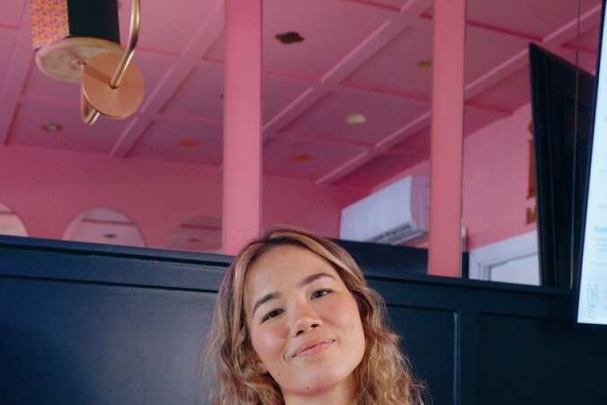 Marina Ayumi, dona da Ayumi Doces do Bem, com seu cardápio junino