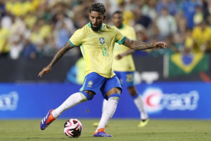 Douglas Luiz em campo pela Seleção -  (crédito: Foto: Rafael Ribeiro/CBF)