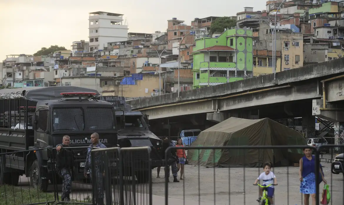 Policial morre e outro fica ferido em confronto no Complexo da Maré -  (crédito: EBC)