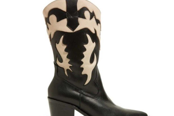 Bota Western Couro Preta Salto Baixo, da Santa Lolla 
(R$ 699,90)
