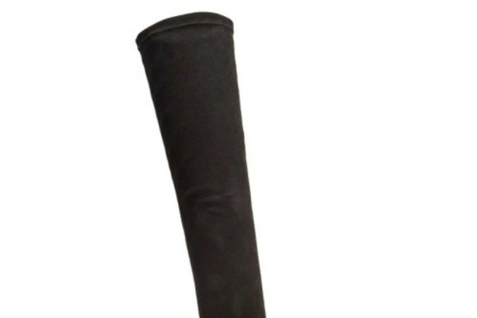 Bota Overknee Suede Strech Preto, da Santa Lolla (R$ 599,90)