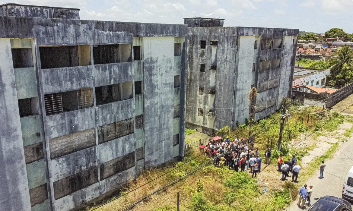 Recife: famílias são indenizadas em R$ 120 mil por prédios-caixão -  (crédito: EBC)