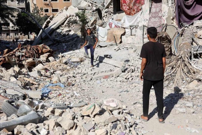 Segundo autoridades de Gaza, pelo menos 37.124 palestinos, em sua maioria civis, morreram desde que a guerra começou, em 7 de outubro -  (crédito: OMAR AL-QATTAA / AFP)