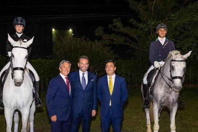 O embaixador Luís Faro Ramos (E) e o vice-chanceler Nuno Sampaio (D) ao lado dos cavalos Puro Sangue Lusitanos
 -  (crédito: Divulgação/Embaixada de Portugal)