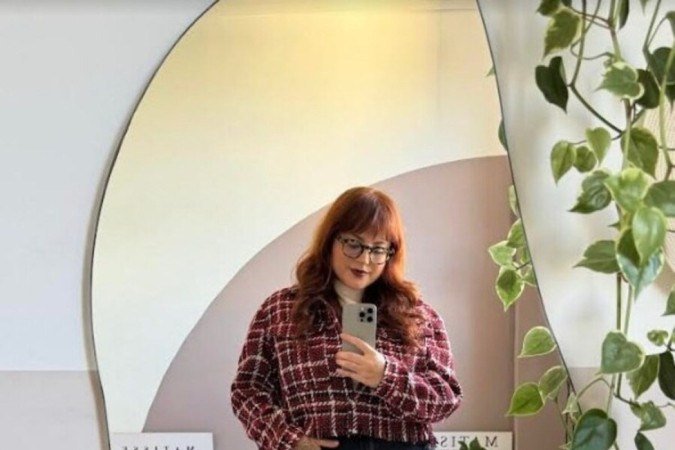 Nanna com look junino moderno: meia-calça colorida e camisa de xadrez