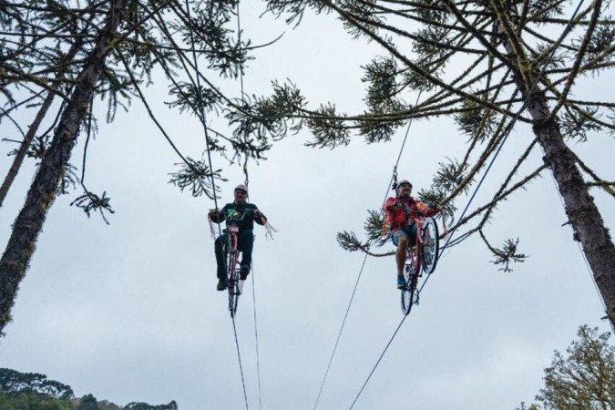 Tirolesa de Bike na Serra Catarinense oferece experiência única com a sensação de pedalar nas nuvens -  (crédito: Uai Turismo)