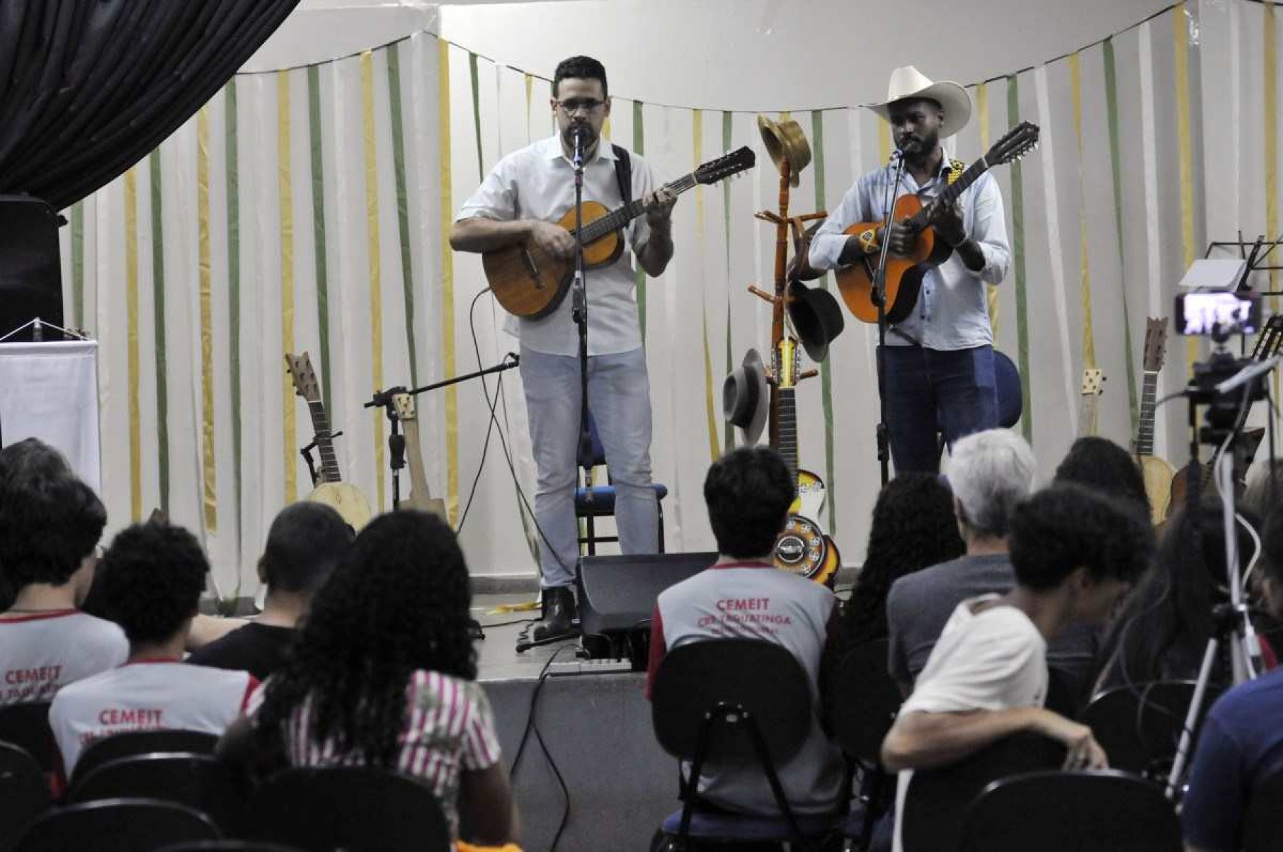 Apresentação de viola caipira — a mais conhecida, por força da música sertaneja — com Thiago Alves e Thiago Ribêiro