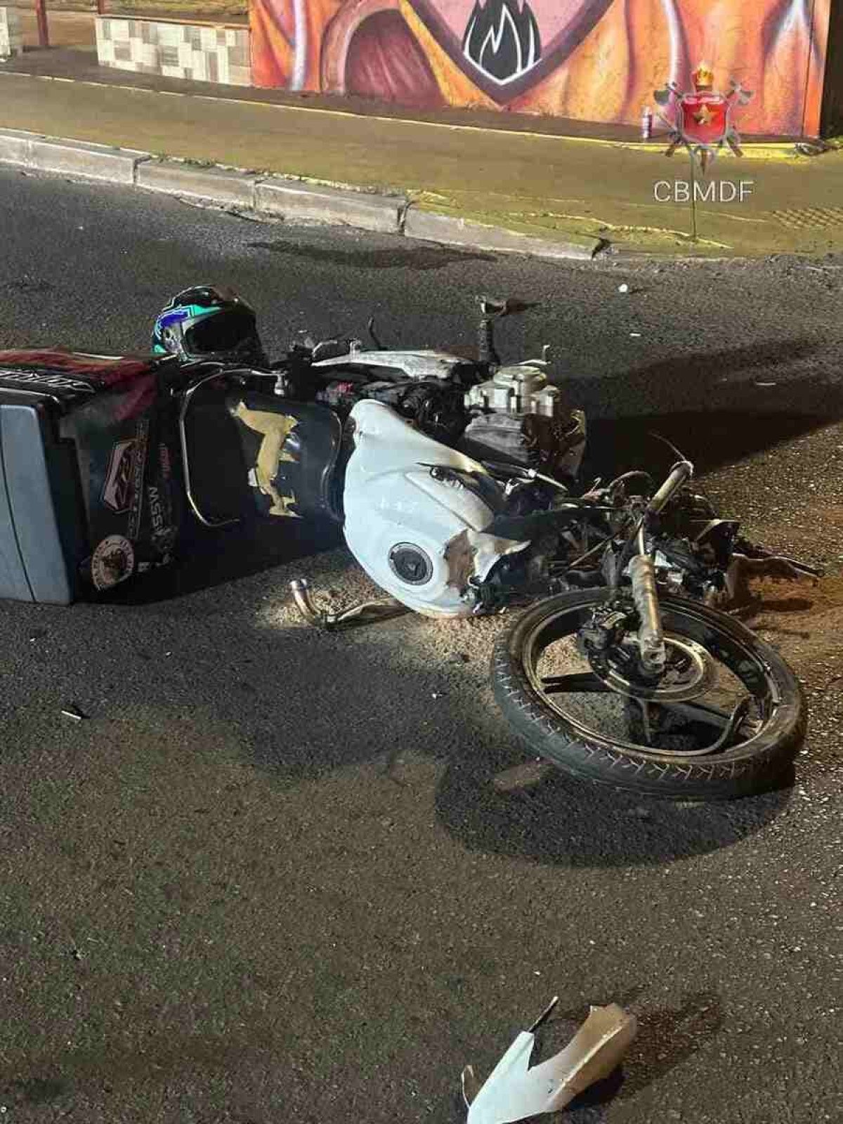 Motociclista fica gravemente ferido após colisão com carro em Taguatinga