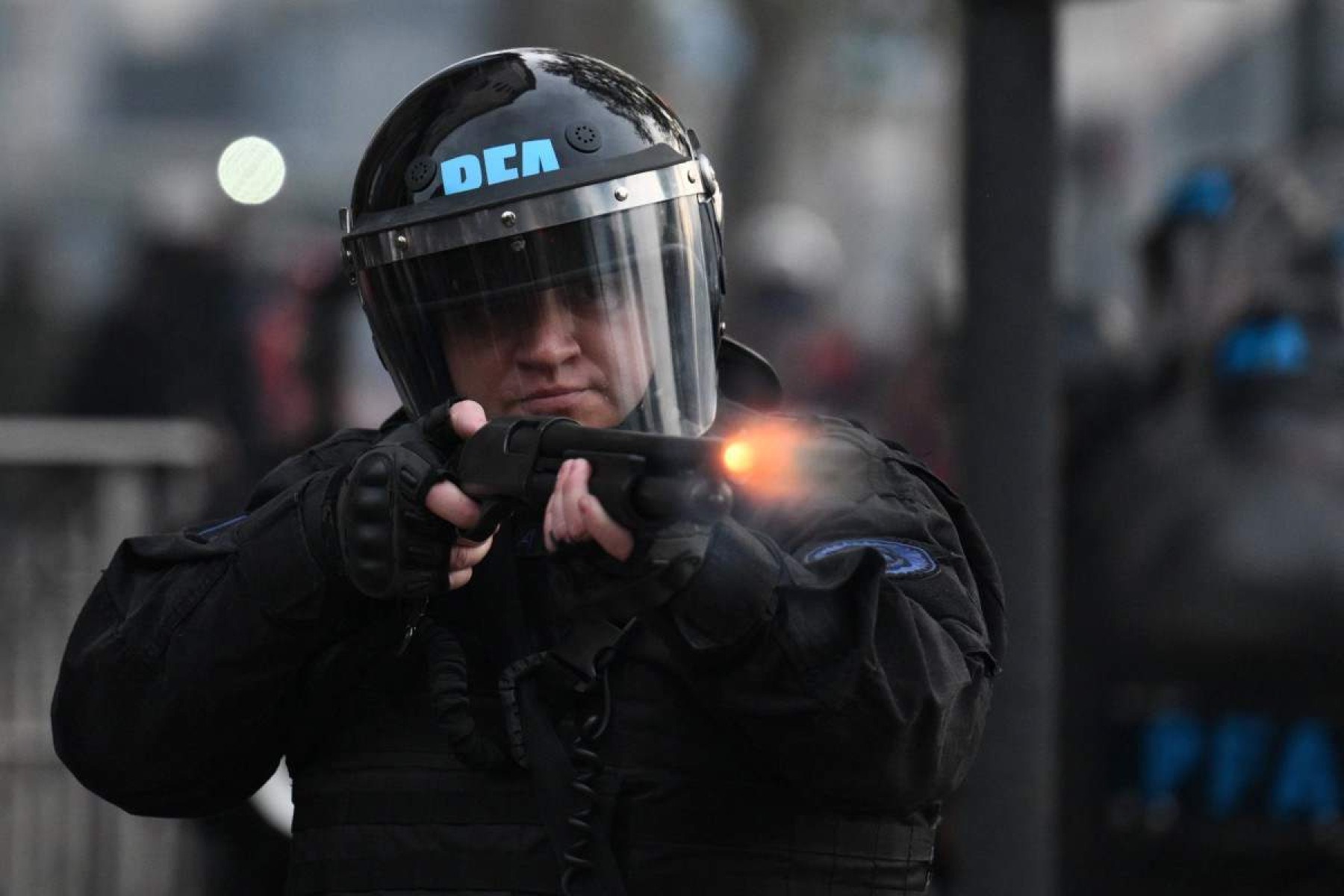     Agente atira contra adversários de Milei presentes no protesto: balas de borracha e gás lacrimogêneo 