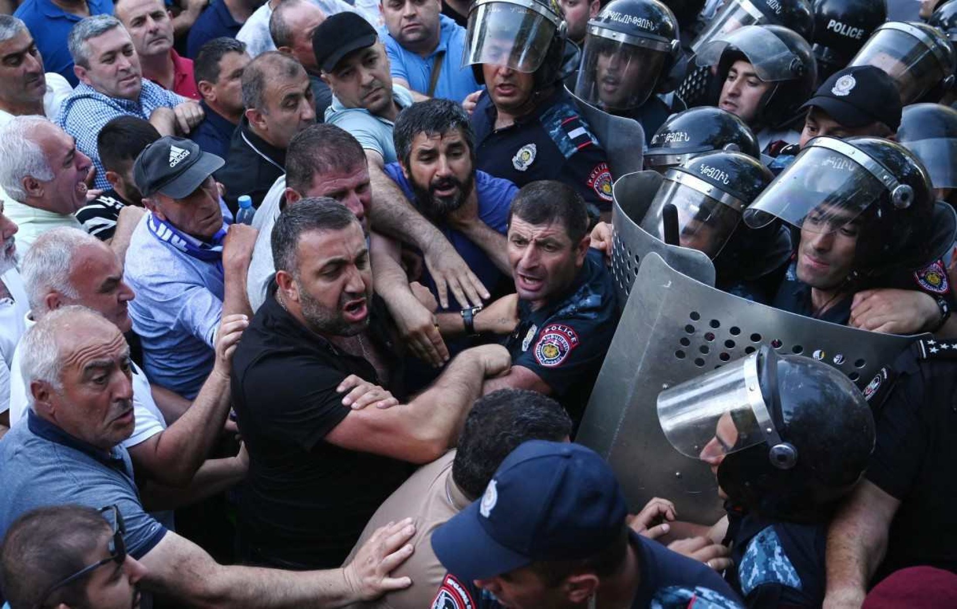 Protesto contra governo deixa dezenas de feridos na Armênia