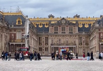 Uma das atrações mais populares da França, o Palácio de Versalhes foi atingido por um incêndio nesta terça-feira (11/06). -  (crédito: reprodução/g1)