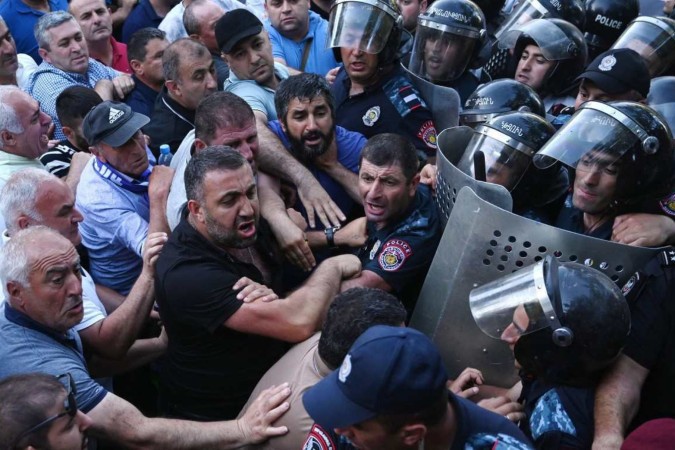 Protesto contra o governo deixa dezenas de feridos na Armênia       -  (crédito: KAREN MINASYAN / AFP)