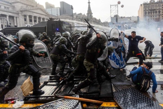 Manifestantes entram em confronto com a polícia de choque diante do prédio do Legislativo: tensionamento social  -  (crédito: Tomas Cuesta/AFP)
