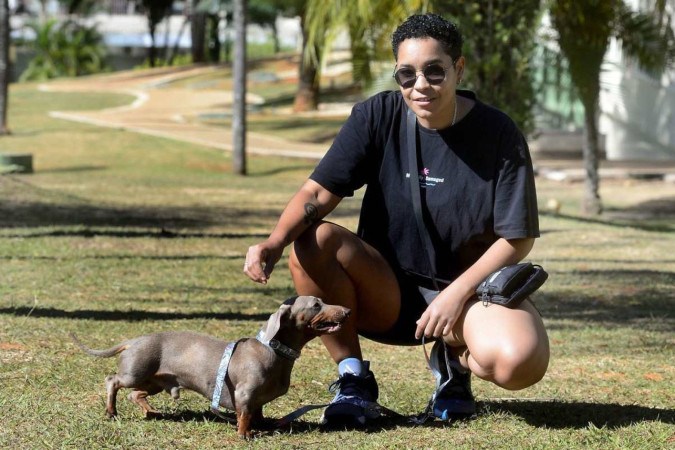 Thays de Oliveira, 26, é passeadora há um ano e seis meses
     -  (crédito:  Marcelo Ferreira/CB/D.A Press)