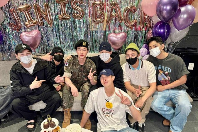 Membros do BTS reunidos com Jin após término do serviço -  (crédito: Reprodução/X/BTS)