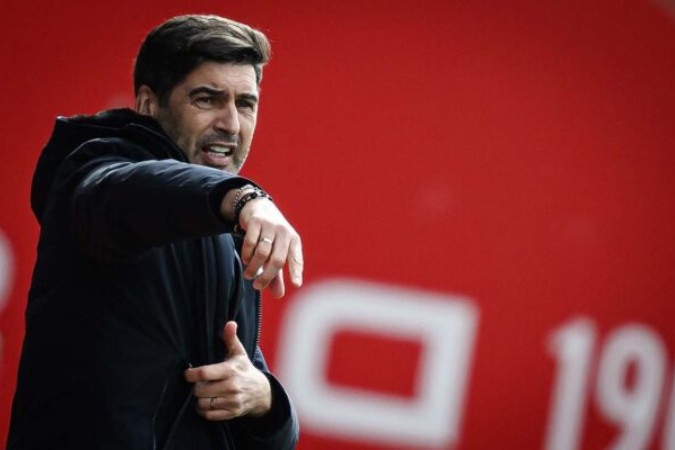  Lille's Portuguese head coach Paulo Fonseca gestures during the French L1 football match between Stade Brestois 29 (Brest) and Lille OSC at Stade Francis-Le Ble in Brest, western France, on March 17, 2024. (Photo by LOIC VENANCE / AFP) (Photo by LOIC VENANCE/AFP via Getty Images)
     -  (crédito:  AFP via Getty Images)