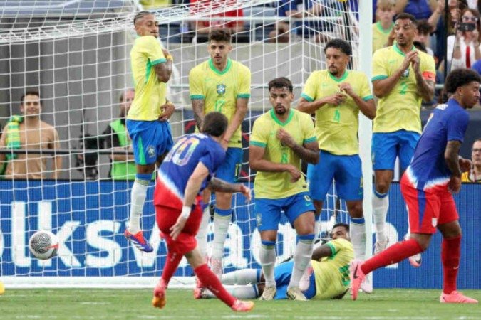 Pulisic cobra falta e faz o gol de empate dos EUA no amistoso contra o Brasil, em Orlando. Jogo foi 1 a 1 -  (crédito: Foto: Gregg Newton/AFP via Getty Images)