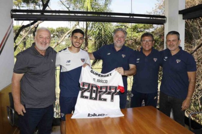 Michel Araújo assina contrato com o Tricolor até o fim de 2027 -  (crédito: Foto: Rubens Chiri/São Paulo)