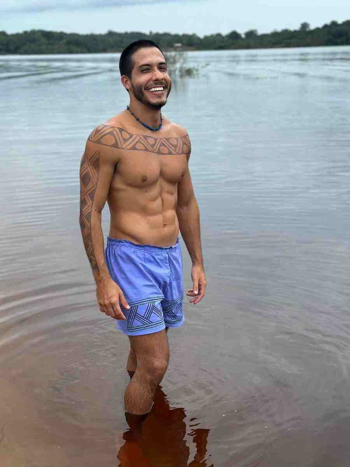 Rafael Gualandi, ator, mergulhando em uma aldeia indígena na Amazônia