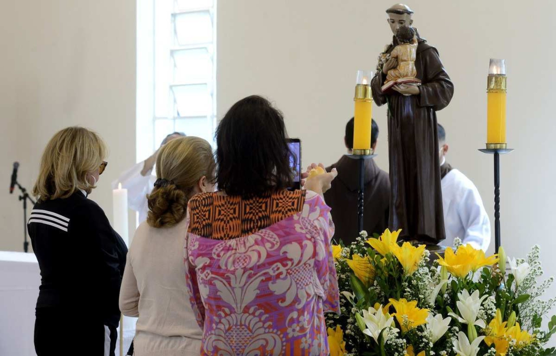 Fé, tradição e milagres: fiéis celebram a devoção a Santo Antônio