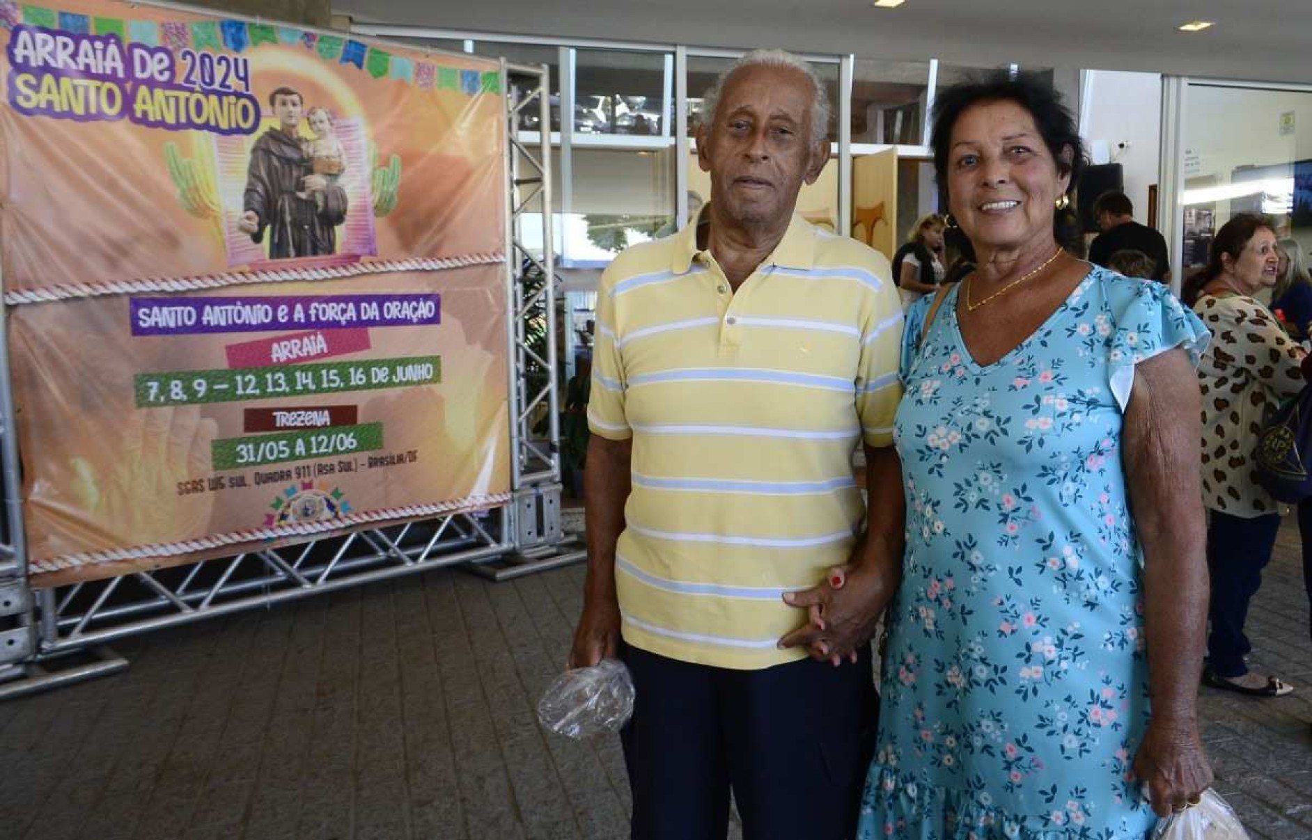 Moradores da 710 Sul,  Ligia Castro da Silva, 77, e Marcos José da Silva, 78,  vão à missa no dia de Santo Antônio há mais de 50 anos