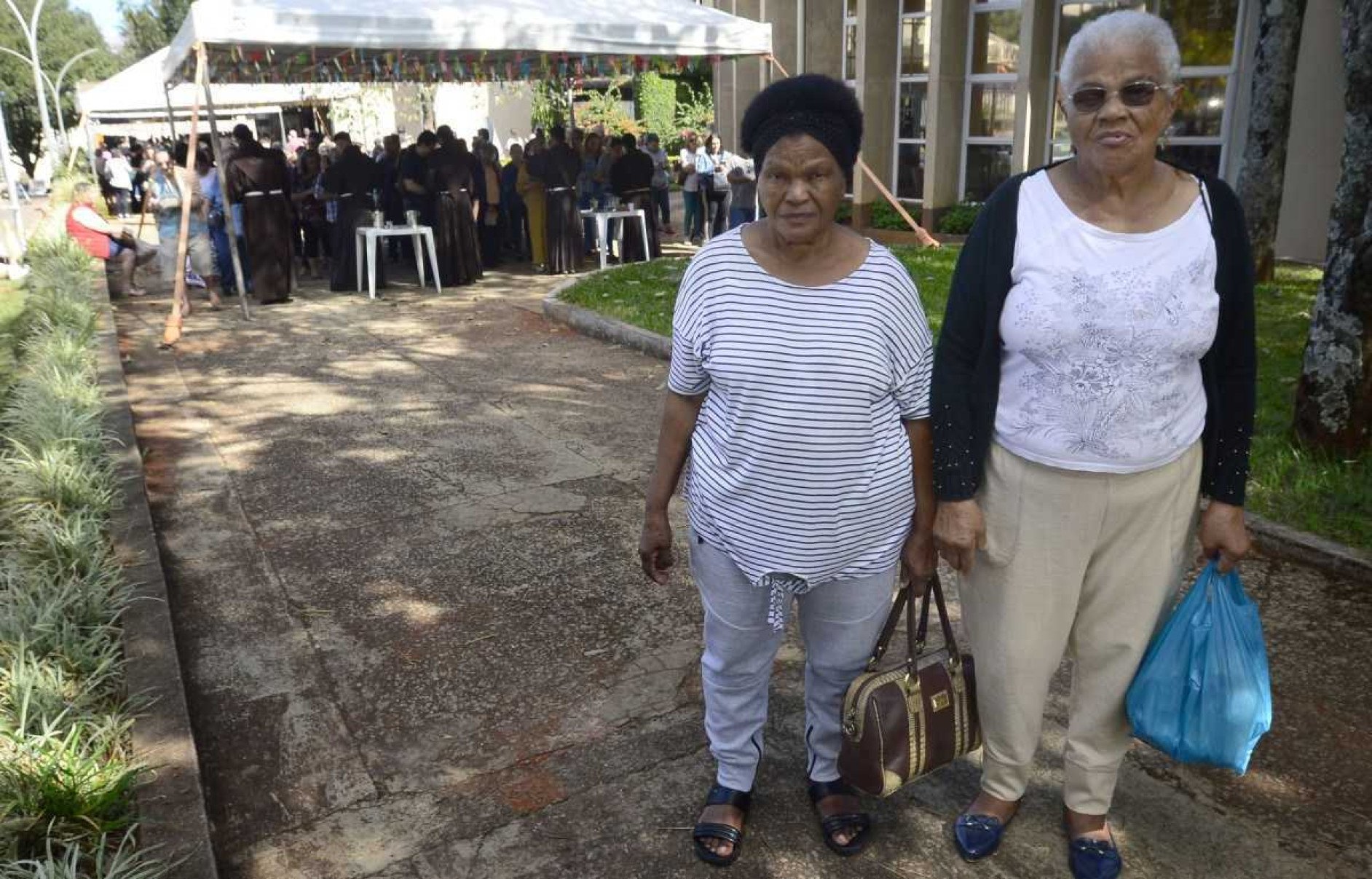  Maria do Socorro Santos frequenta o Santuário há 15 anos e, pela segunda vez, leva a irmã Maria Duo Costa para receber o pãozinho abençoado 
