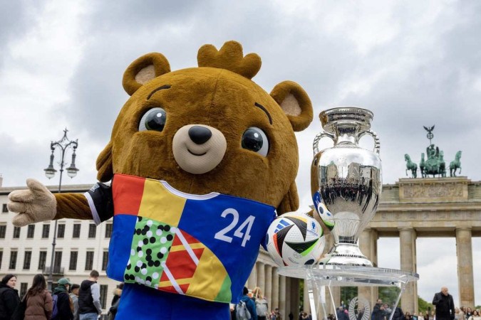 A mascote Albart e a cobiça taça da Eurocopa: disputada desde 1960, a competição alcança a 17ª edição nesta temporada, na Alemanha -  (crédito: Odd Andersen/AFP)