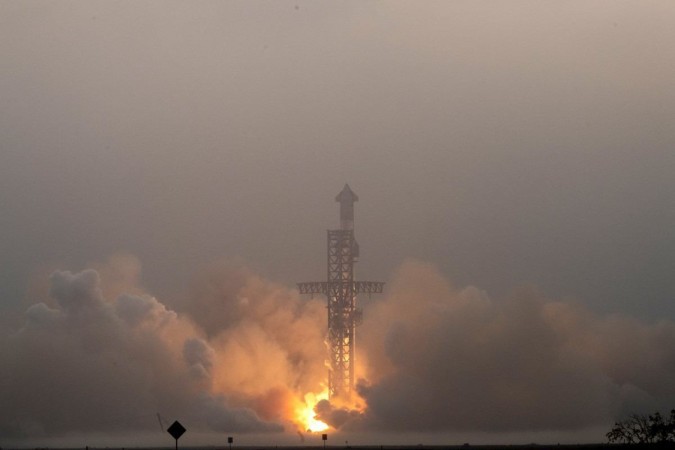 A SpaceX Starship é lançada em seu quarto teste de vôo da Starbase em Boca Chica, Texas, em 6 de junho de 2024. -  (crédito: Chandan KHANNA/AFP)