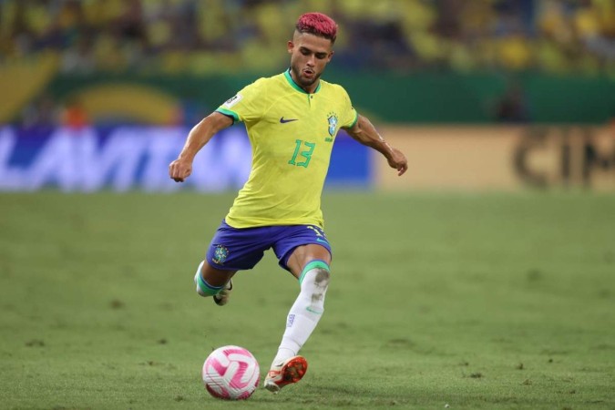 Yan estreou com a camiseta da Seleção Brasileira em outubro de 2023 com o cabelo tingido
 -  (crédito: Vitor Silva/CBF)