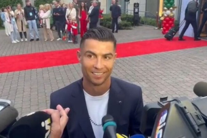 Cristiano Ronaldo conversa com a imprensa na chegada da delegação portuguesa à Alemanha - Foto: Reprodução/A bola PT -  (crédito: Reprodução/A bola PT)