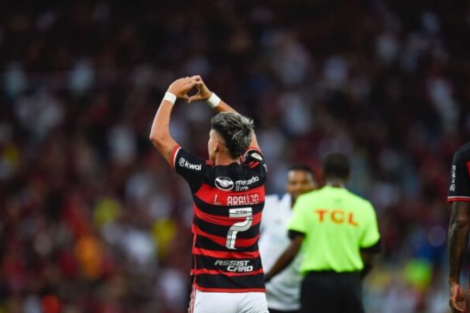 Luiz Araújo celebra o seu primeiro gol sobre o Grêmio. Ele ainda faria mais um na vitória por 2 a 1 do Flamengo -  (crédito: Foto: Marcelo Cortes)