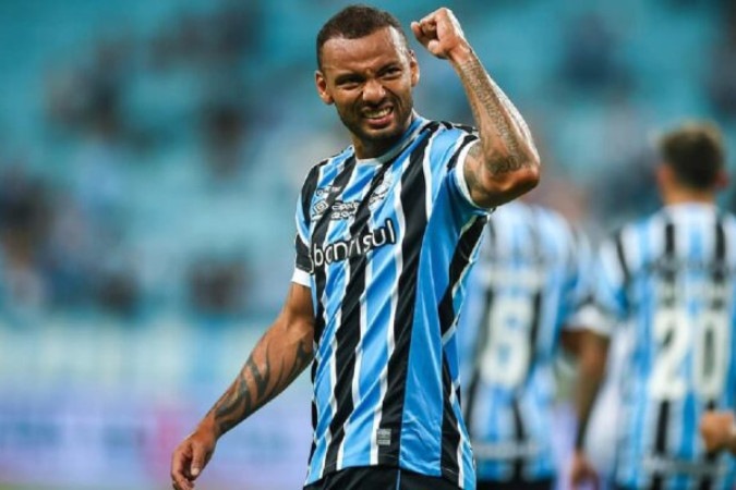 JP Galvão, do Grêmio, disputa a bola no alto com Thiago Heleno, zagueiro do Athletico-PR, durante jogo da Série A -  (crédito: Foto: Divulgação / Athletico-PR)