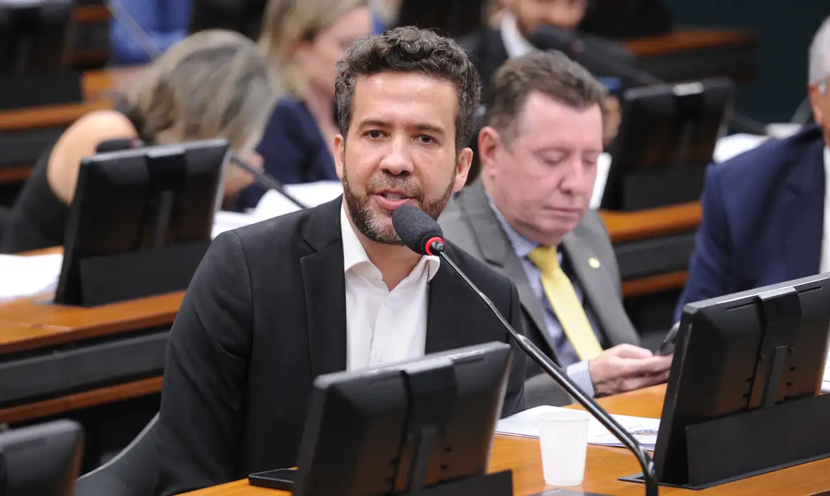 Janones disse que a proposta é uma chance de descobrir se a bancada conservadora está realmente lutando contra o aborto ou contra as mulheres

 -  (crédito: EBC)