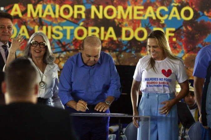 Ibaneis assinou decreto que nomeia mais de 3 mil profissionais para área de educação do DF