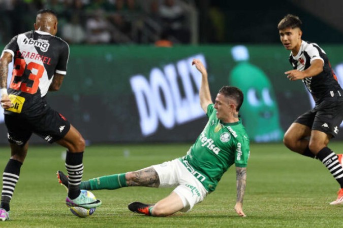 Sforza corre atrás de Rony em jogo do Vasco contra o Palmeiras -  (crédito: Foto: Cesar Greco/Palmeiras)