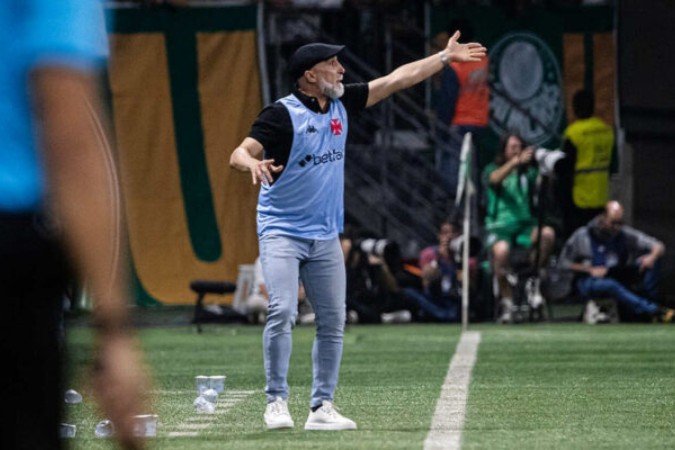 Álvaro Pacheco orienta jogadores do Vasco na derrota para o Palmeiras, no Allianz Parque -  (crédito: Foto: Leandro Amorim/Vasco)