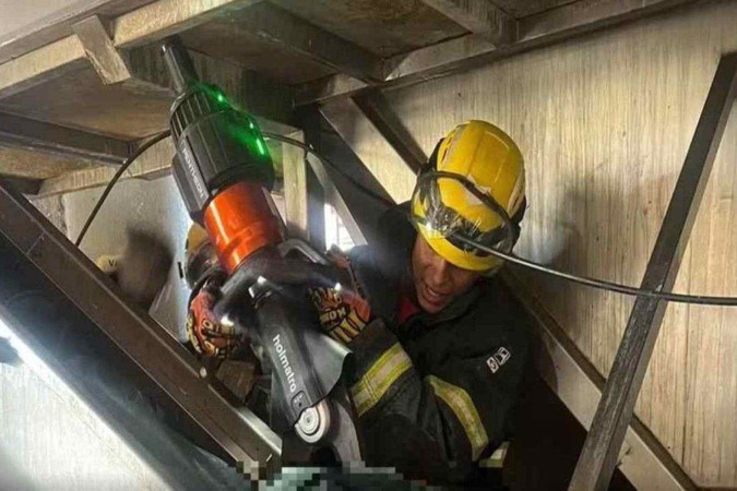 Bombeiros resgataram trabalhador, mas ele não sobreviveu -  (crédito: Divulgação / Corpo de Bombeiros)