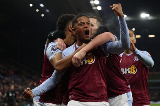  Aston Villa's Jamaican striker #31 Leon Bailey (C) celebrates with teammates after scoring the opening goal during the English Premier League football match between Aston Villa and Manchester City at Villa Park in Birmingham, central England on December 6, 2023. (Photo by Adrian DENNIS / AFP) / RESTRICTED TO EDITORIAL USE. No use with unauthorized audio, video, data, fixture lists, club/league logos or 'live' services. Online in-match use limited to 120 images. An additional 40 images may be used in extra time. No video emulation. Social media in-match use limited to 120 images. An additional 40 images may be used in extra time. No use in betting publications, games or single club/league/player publications. / 
     -  (crédito:  AFP via Getty Images)